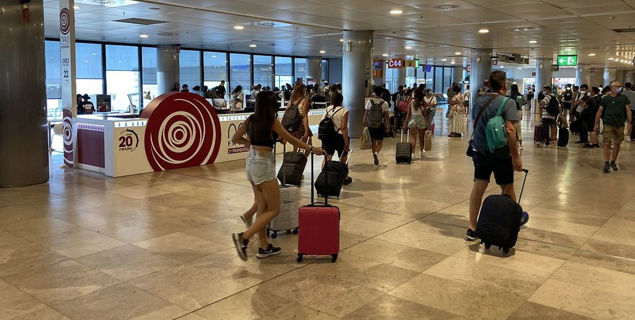 España sólo admite turistas argentinos con las dos dosis de vacunas aprobadas por Europa o la OMS