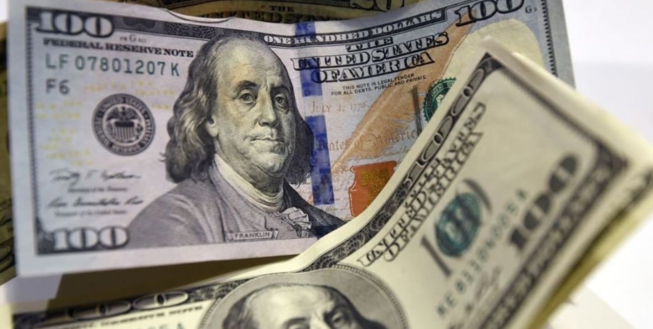 El dólar oficial abre la semana estable y el "blue" se vende a $ 174