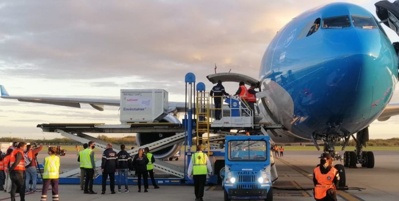 Partió un avión hacia Rusia para traer vacunas Sputnik y esta tarde llegan un millón de dosis de China
