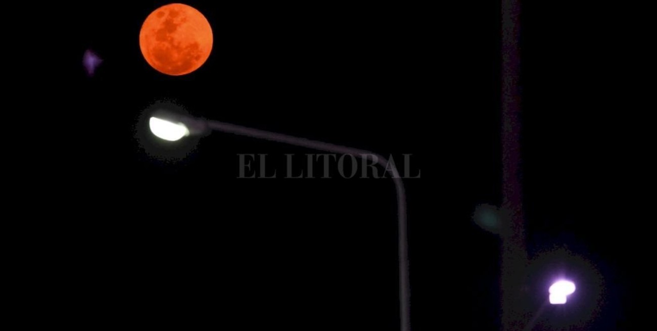 En imágenes: la Luna llena, teñida de rojo