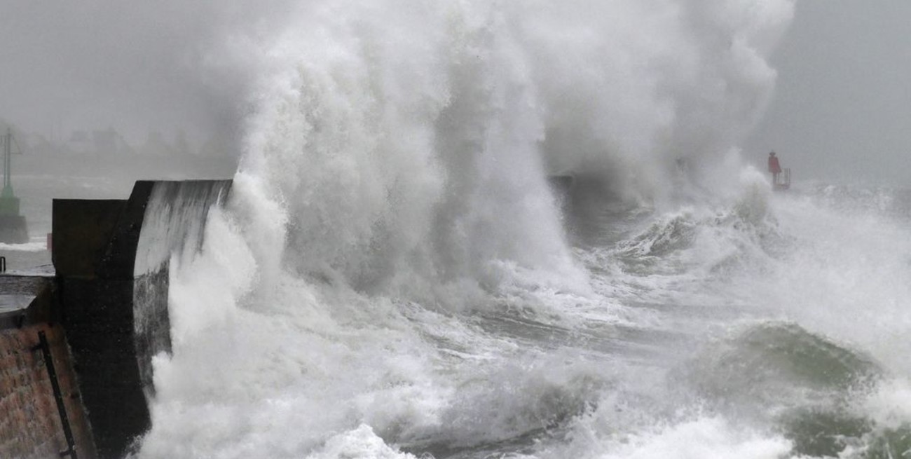 Alerta roja por la tormenta Dennis en el Reino Unido
