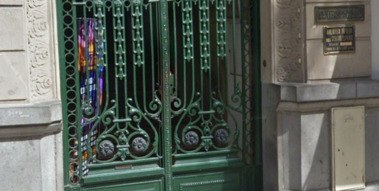 Fiesta clandestina en una biblioteca del centro de la ciudad de Santa Fe