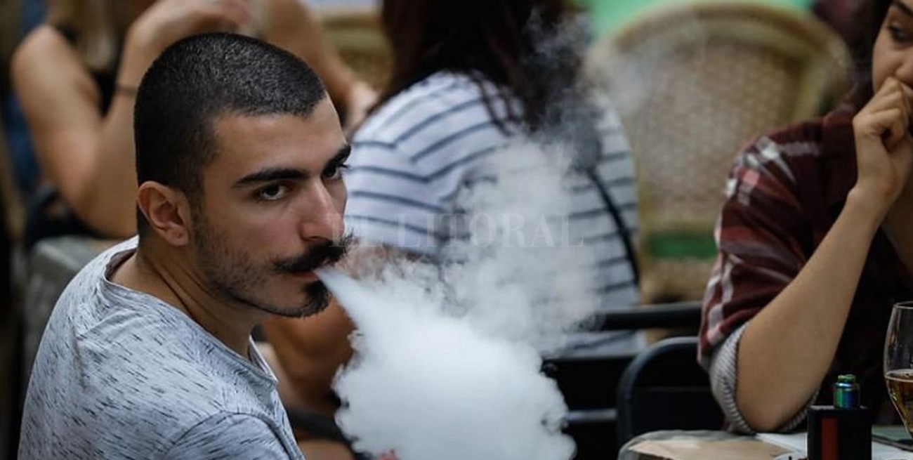 España "avisa" que los cigarrillos pueden transmitir la Covid-19