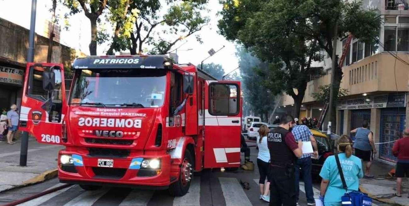 Bomberos rescatan a 14 personas, entre ellas un bebé, de incendio en un edificio en CABA 
