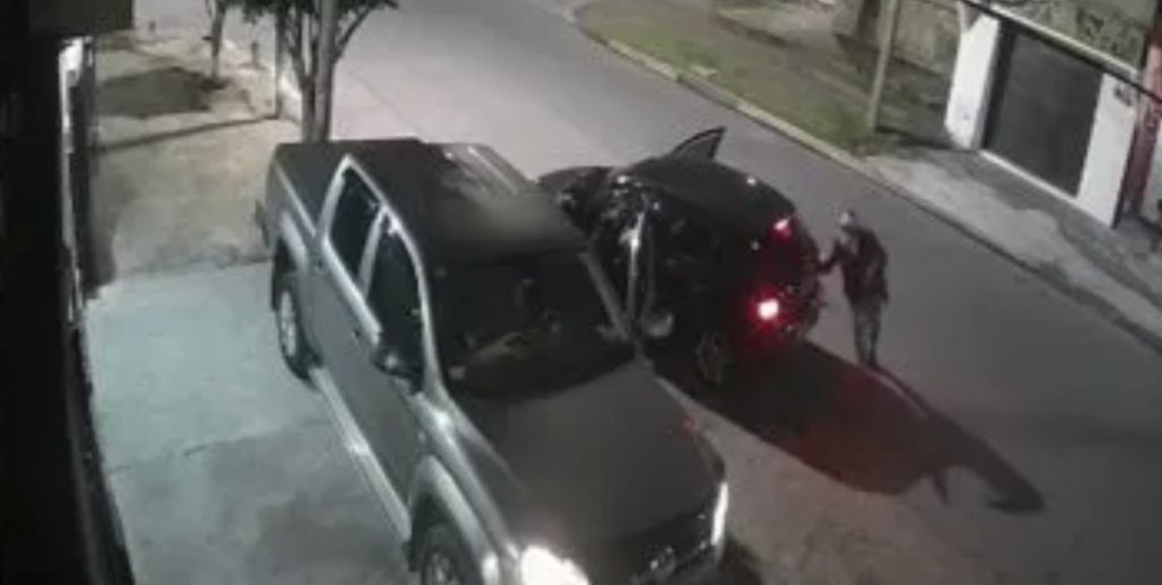Video: un policía baleó a un ladrón que le quería robar el auto