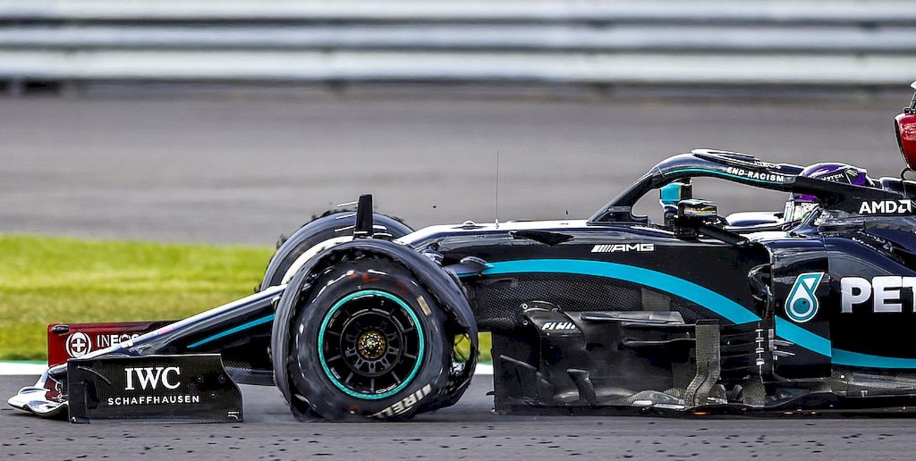 F1: Hamilton cruzó la meta con una goma pinchada y ganó por séptima vez el GP británico