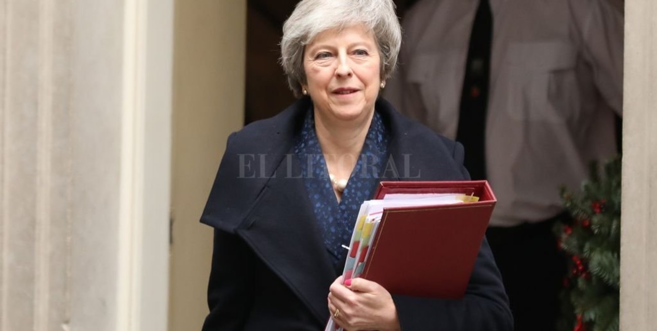 Theresa May superó la moción de censura y sigue como líder del Partido Conservador