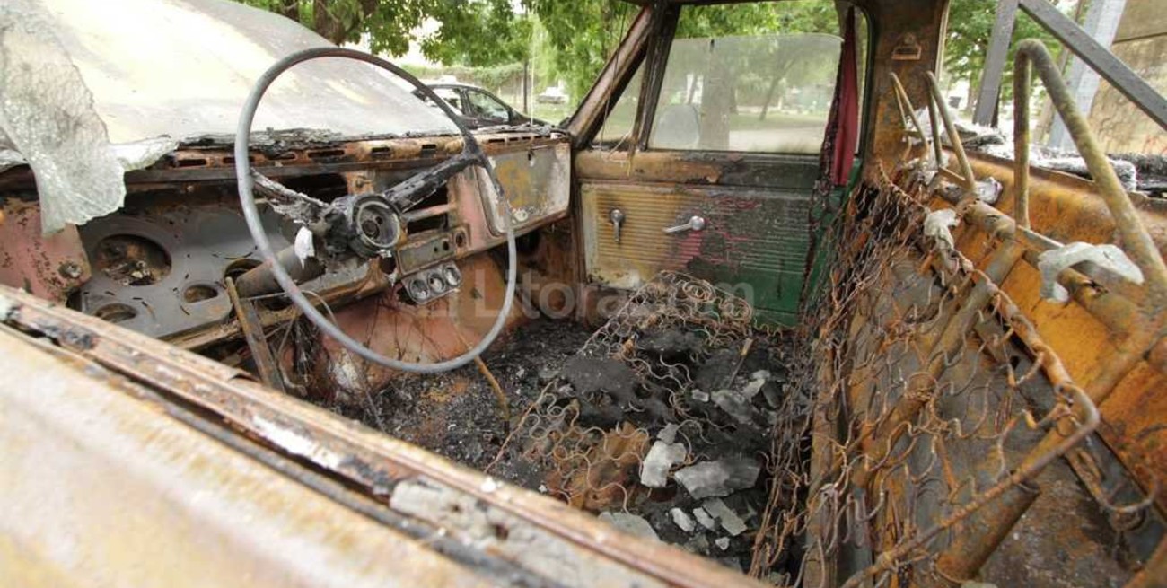 Quemaron una camioneta en barrio Pompeya