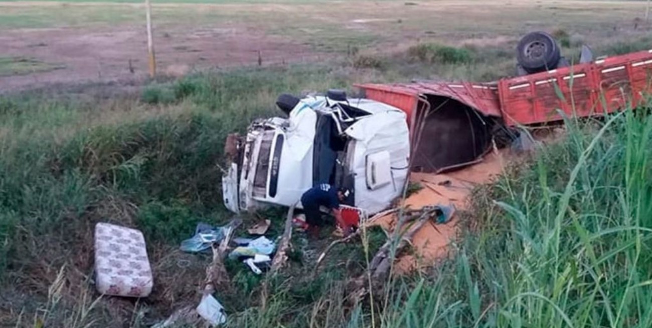 Entre Ríos: un camión que llevaba maíz volcó en la Ruta 11