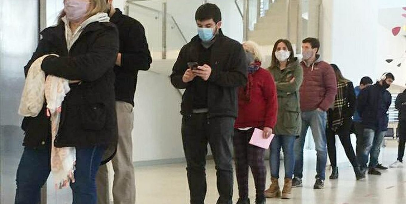 Como uno más, el intendente de Venado Tuerto esperó su turno