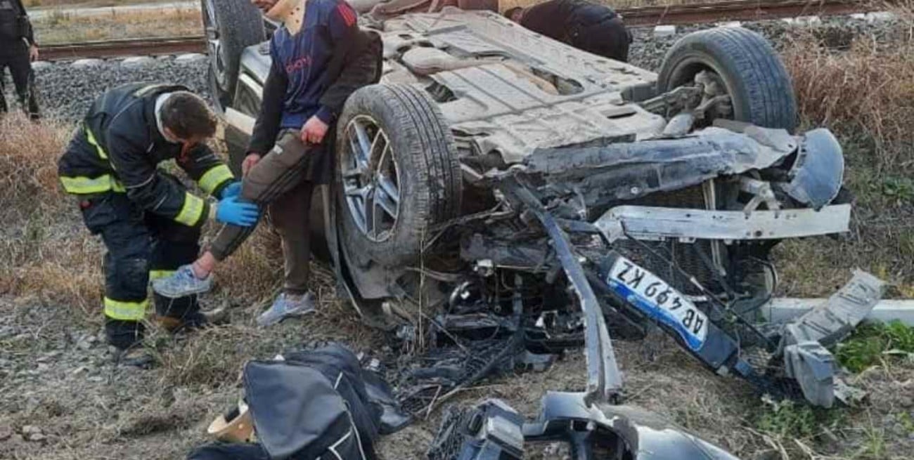 Un joven que manejaba la camioneta de Brian Fernández volcó en la Ruta 11