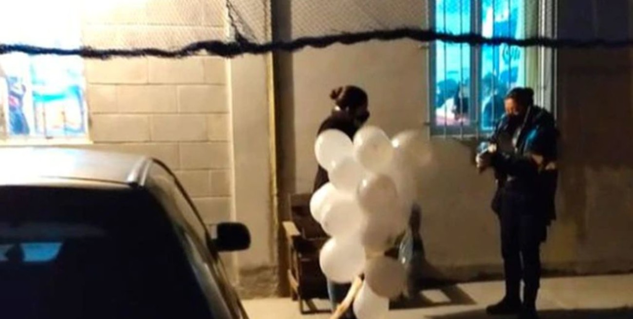 Está embarazada, tiene covid y organizó el baby shower con más de 20 invitados