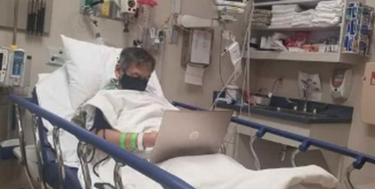Texas: un profesor hispano pasó sus últimas horas de vida corrigiendo exámenes en el hospital y se hizo viral 