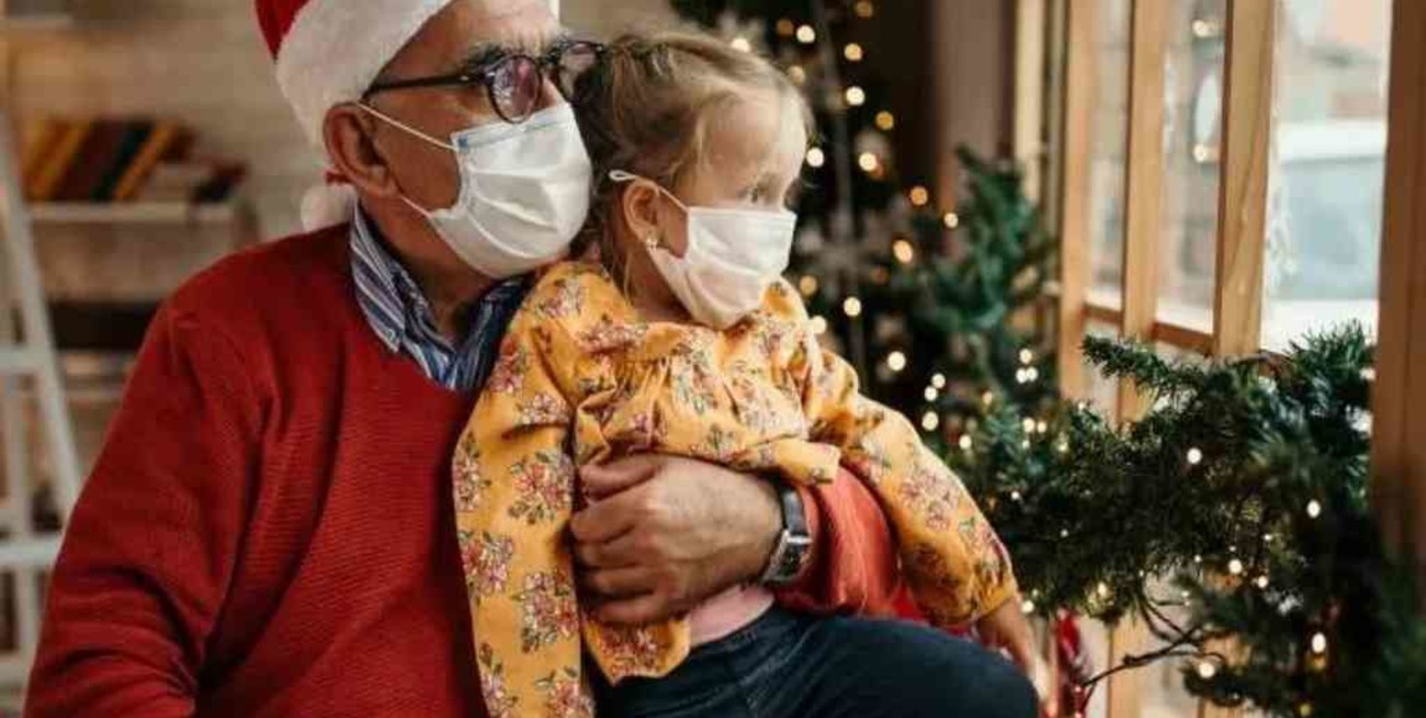 La OMS pide usar cubrebocas durante las fiestas de Navidad