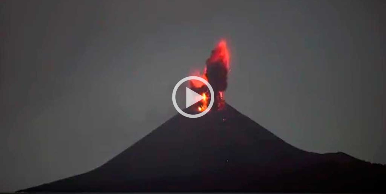 Se registraron erupciones en el poderoso volcán Anak Krakatau