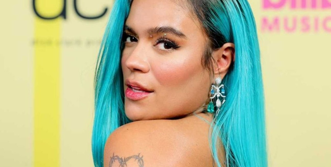 Video: Karol G se cayó durante un concierto y sufrió un fuerte golpe