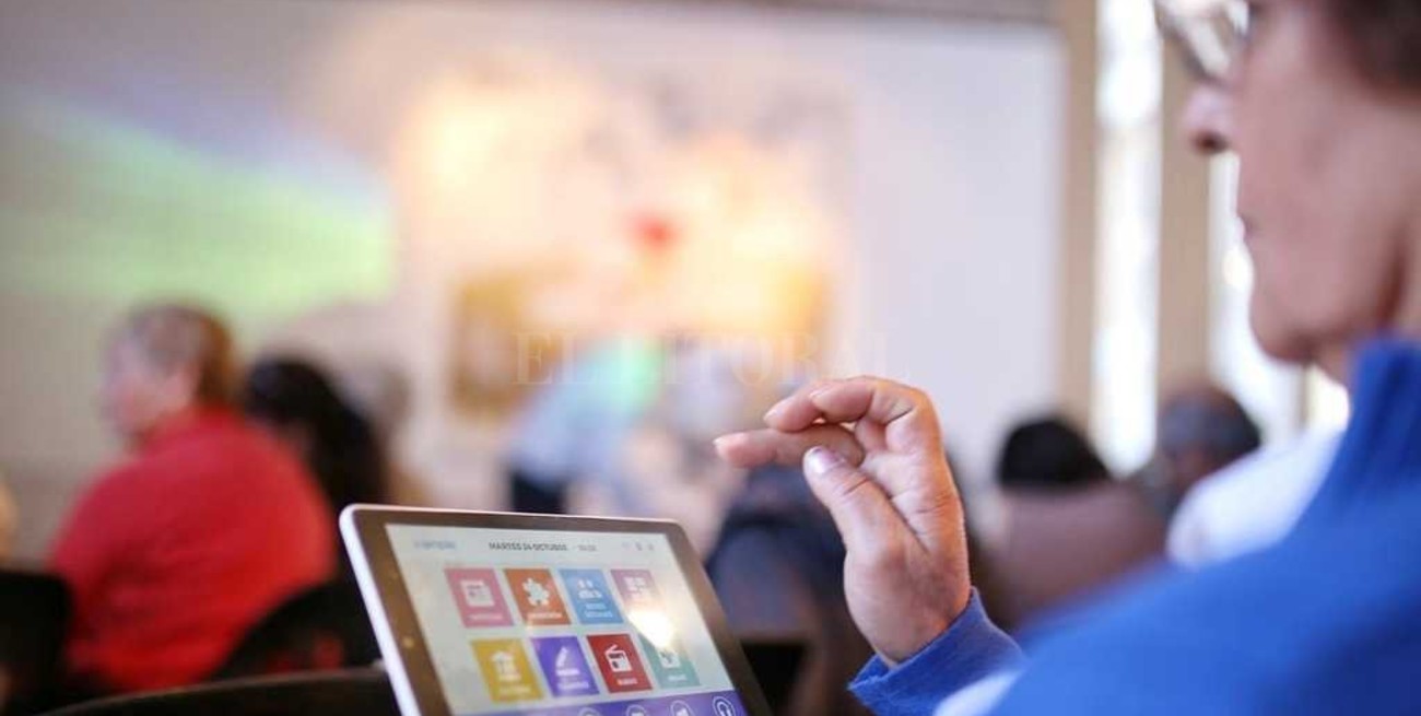 Continúa la entrega de tablets para adultos mayores