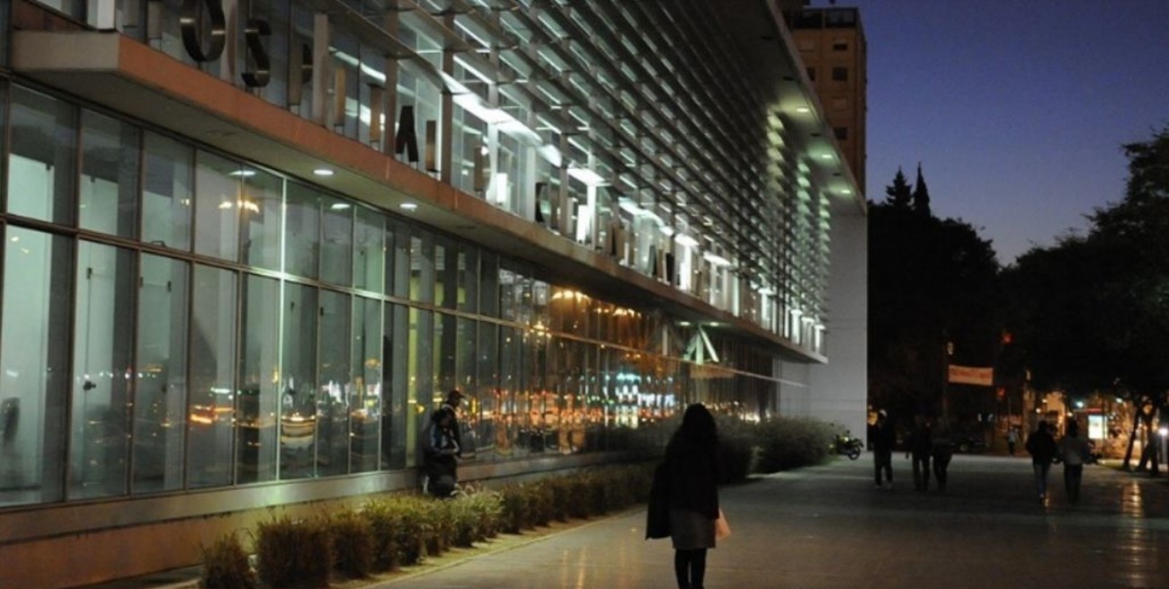 Rosario: un joven fue baleado desde una moto y se encuentra internado