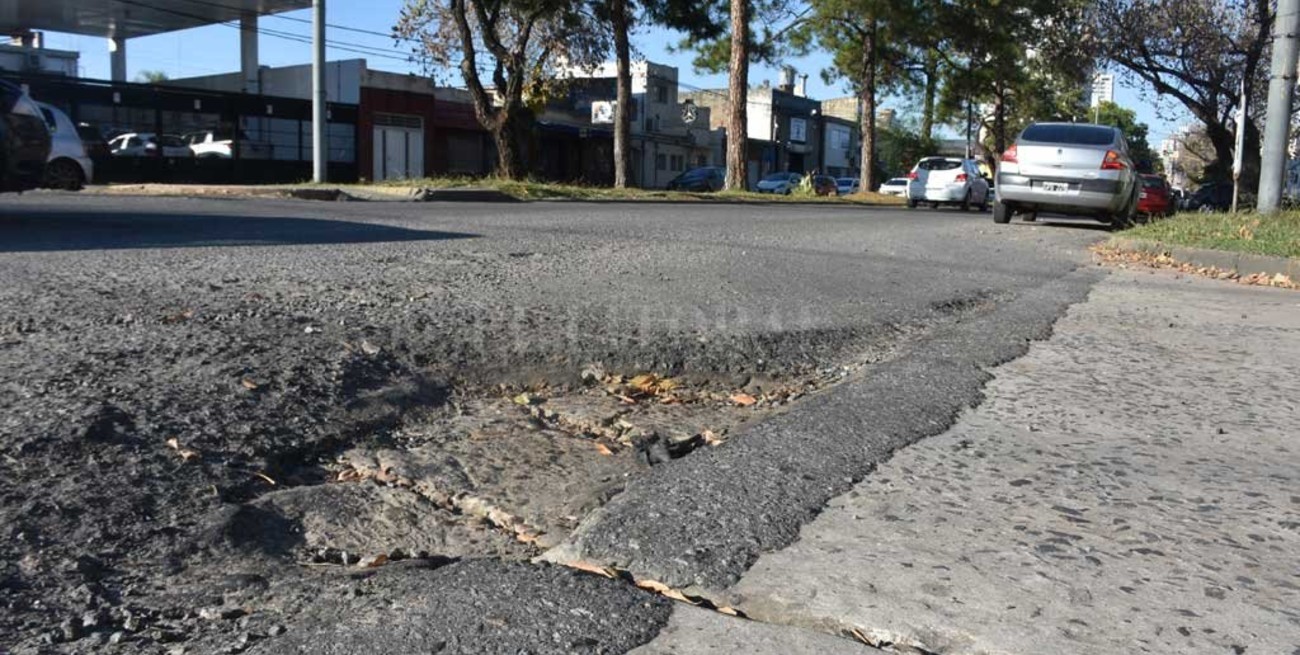 Los pozos son un problema no resuelto en un tramo importante de Av. Aristóbulo del Valle