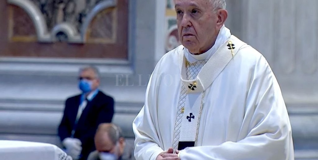 Francisco anunció que se vacunará contra el coronavirus la semana próxima