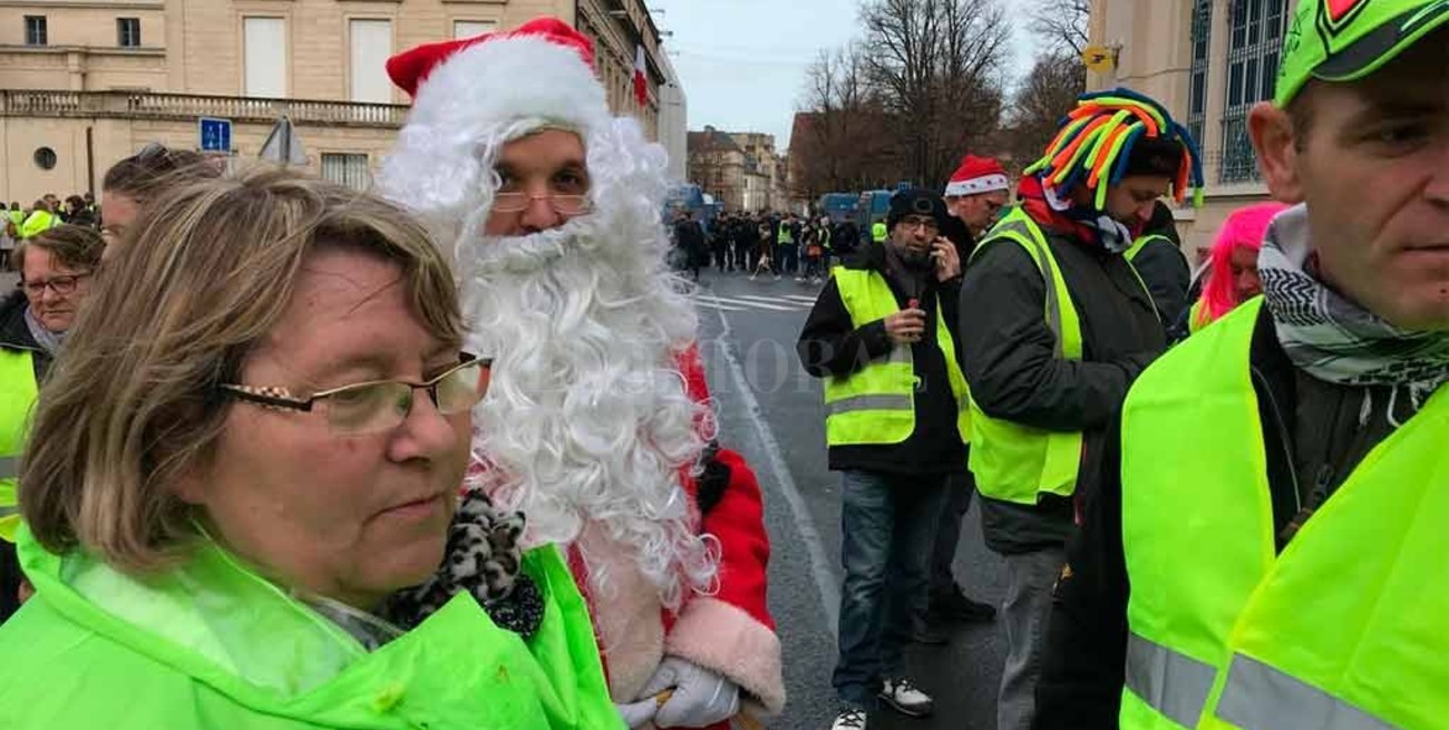 Con Papá Noel incluido, los chalecos amarillos realizan una nueva protesta en París