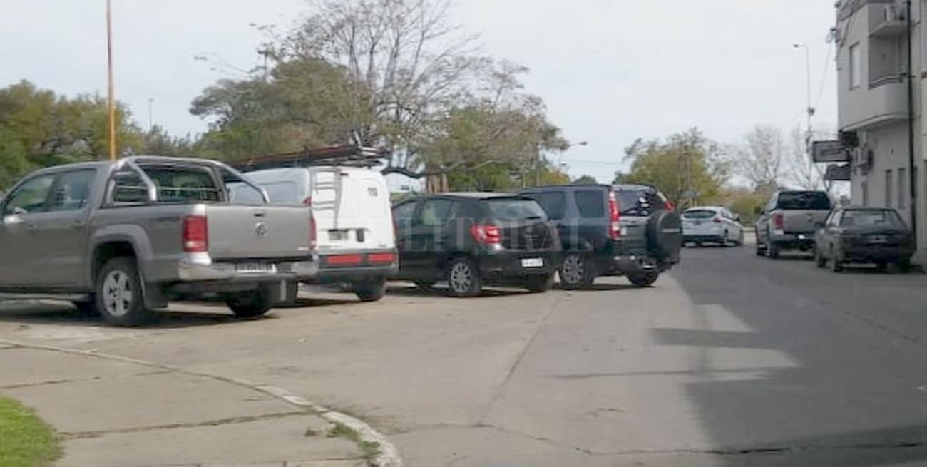 Estacioná donde quieras: la historia de todos los días en Cruz Roja al 1500