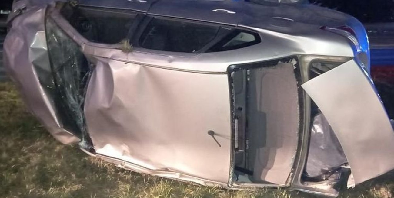 Una mujer y una niña internadas tras volcar con el auto en la autopista
