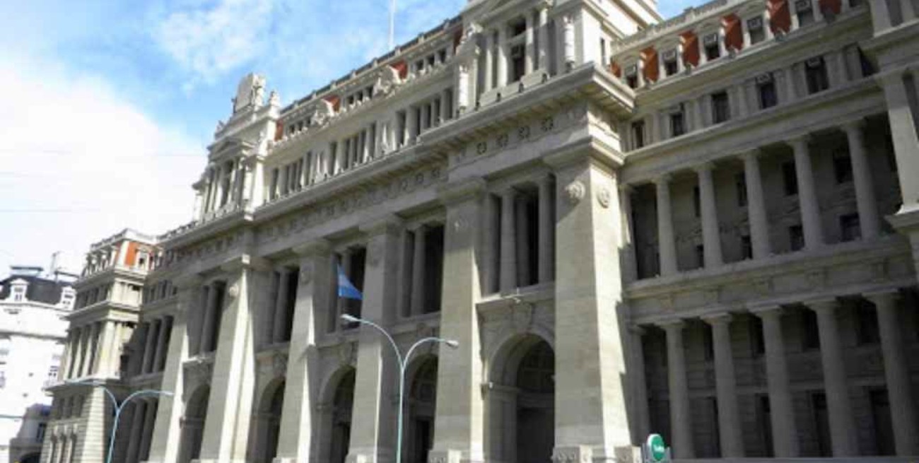 Presentaron una solicitud de juicio político para cuatro miembros de la Corte Suprema  