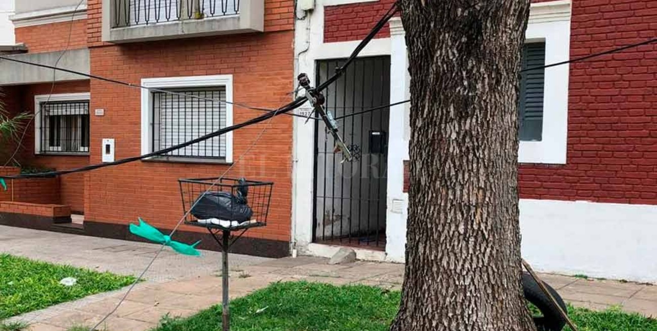 4 días sin luz y con un cable colgando sobre su casa