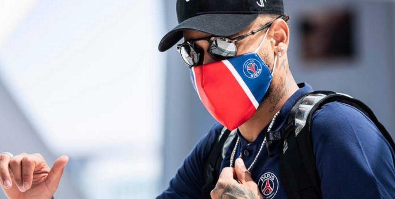 Neymar tranquiliza a sus seguidores tras dar positivo en covid-19