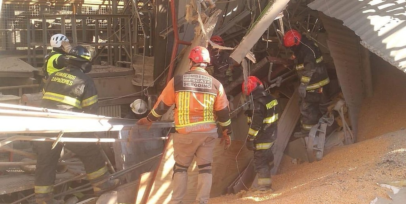 Video: se derrumbó una celda de almacenamiento de granos y hay dos heridos