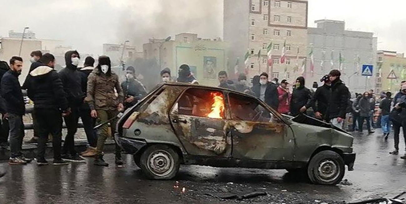 Irán: más de un centenar de muertos en las protestas por la suba de combustibles