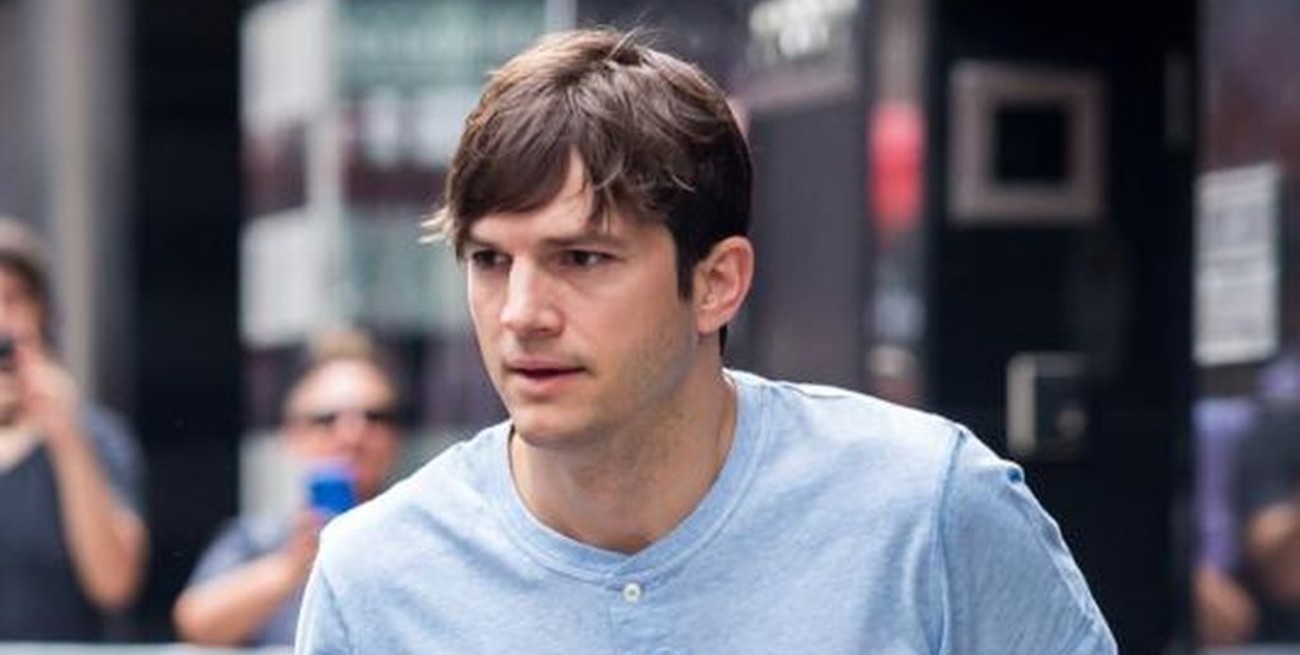 Ashton Kutcher expuso su teléfono ante más de 18 millones de seguidores