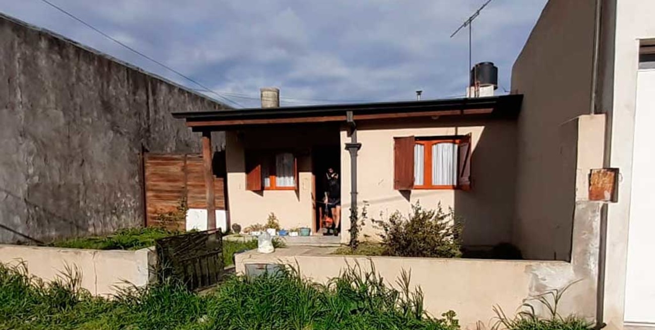 Insólito: cortaba el pasto y encontró un pene en un frasco