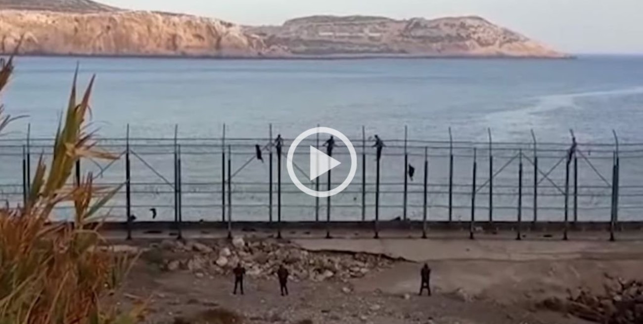 Más de 150 inmigrantes ingresaron a España saltando la valla fronteriza de Ceuta