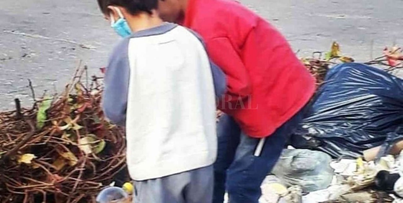 Chicos que buscan comida entre la basura, una escena que se repite en los barrios de Santa Fe