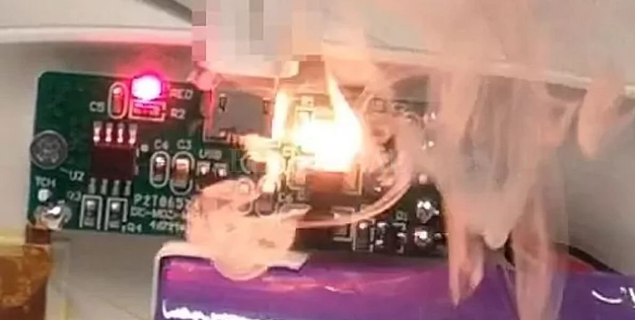 Alerta por un peligroso virus: destruye tu teléfono quemándolo mientras lo cargás