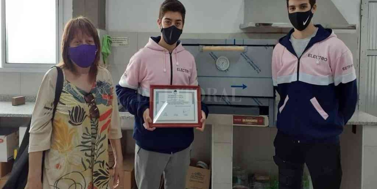 Berra visitó a los alumnos del proyecto "Tapitas al Horno" de San Jorge