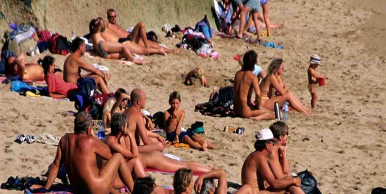 Francia: Más de 100 nudistas se infectaron de coronavirus en un centro naturista