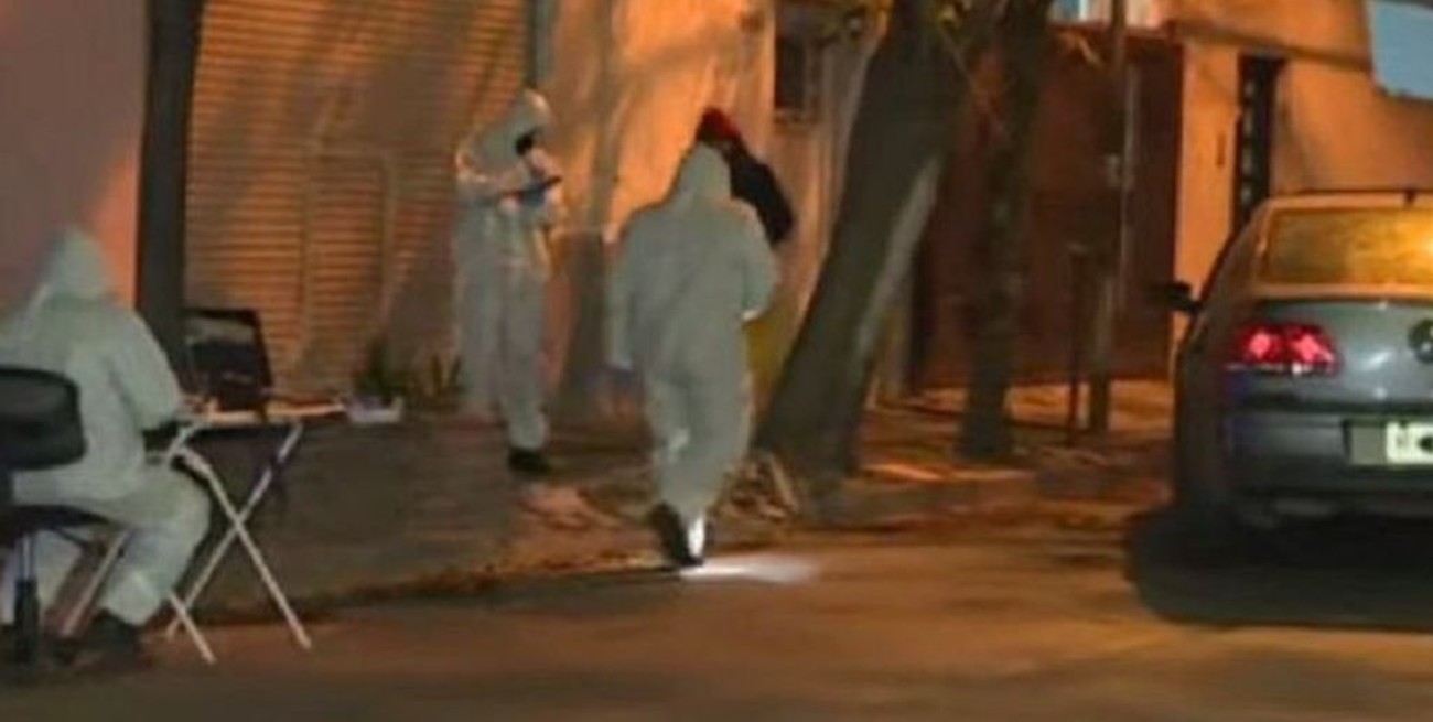 Una mujer fue baleada mientras manejaba, chocó contra una pared y murió