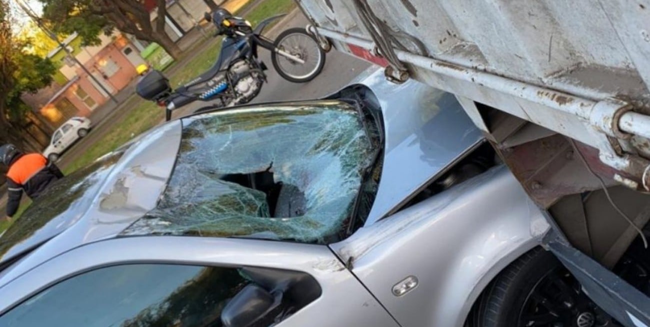 Rosario: chocó una bici y luego impactó por detrás a un camión