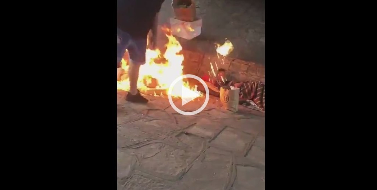 Un hombre prendió fuego a dos indigentes en Buenos Aires