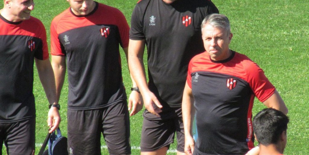 Patronato confirmó la continuidad del entrenador Gustavo Álvarez