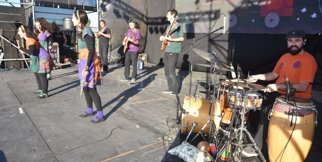 Canticuénticos desparramó arte