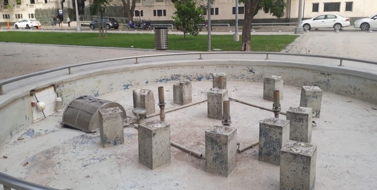 Faltan todas las biguás de la fuente en la Plaza 25 de Mayo