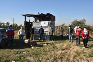 Guillermo Di Salvatore CHAPAS POR LADRILLOS. Por la pandemia, hace 3 meses un grupo de vecinos de Alto Verde armó un merendero en la manzana 1. Desean mucho reemplazar las chapas y palos por una construcción de material.