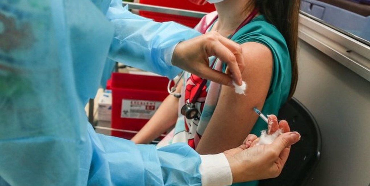 Especialistas recomiendan vacunar a los adolescentes contra el coronavirus