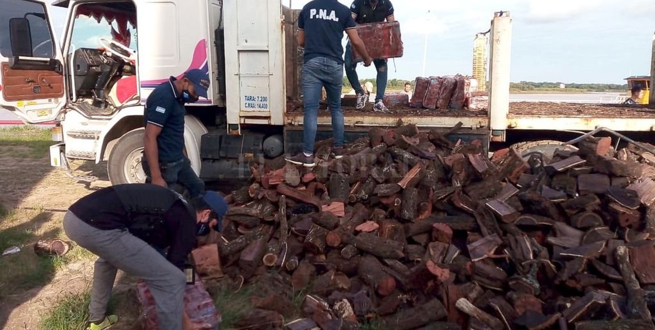Tres procesados por llevar media tonelada de marihuana bajo la leña