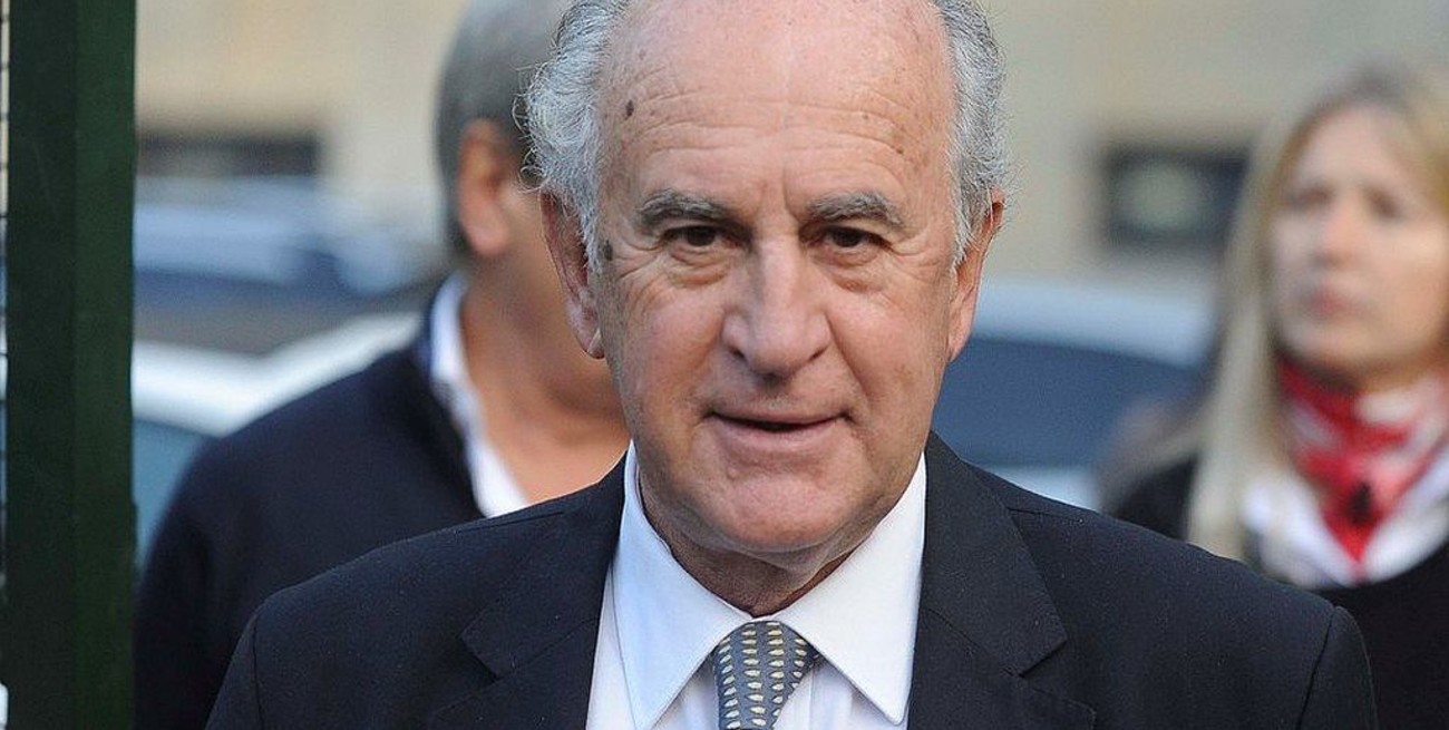 Parrilli aceptó cambiar la cláusula sobre los medios y dice que se trató de "un anzuelo"