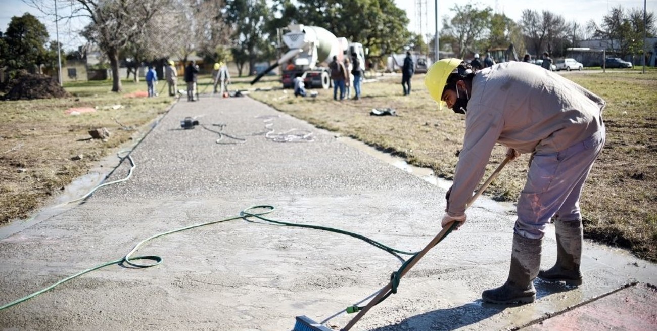 La plaza de Los Troncos se está convirtiendo en un espacio verde de calidad